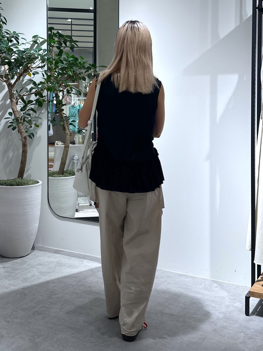 ベージュ系のその他パンツ、ホワイト系のトートバッグ、ブラック系のTシャツ/カットソーを着用したレディースの夏コーディネートの3枚目の写真