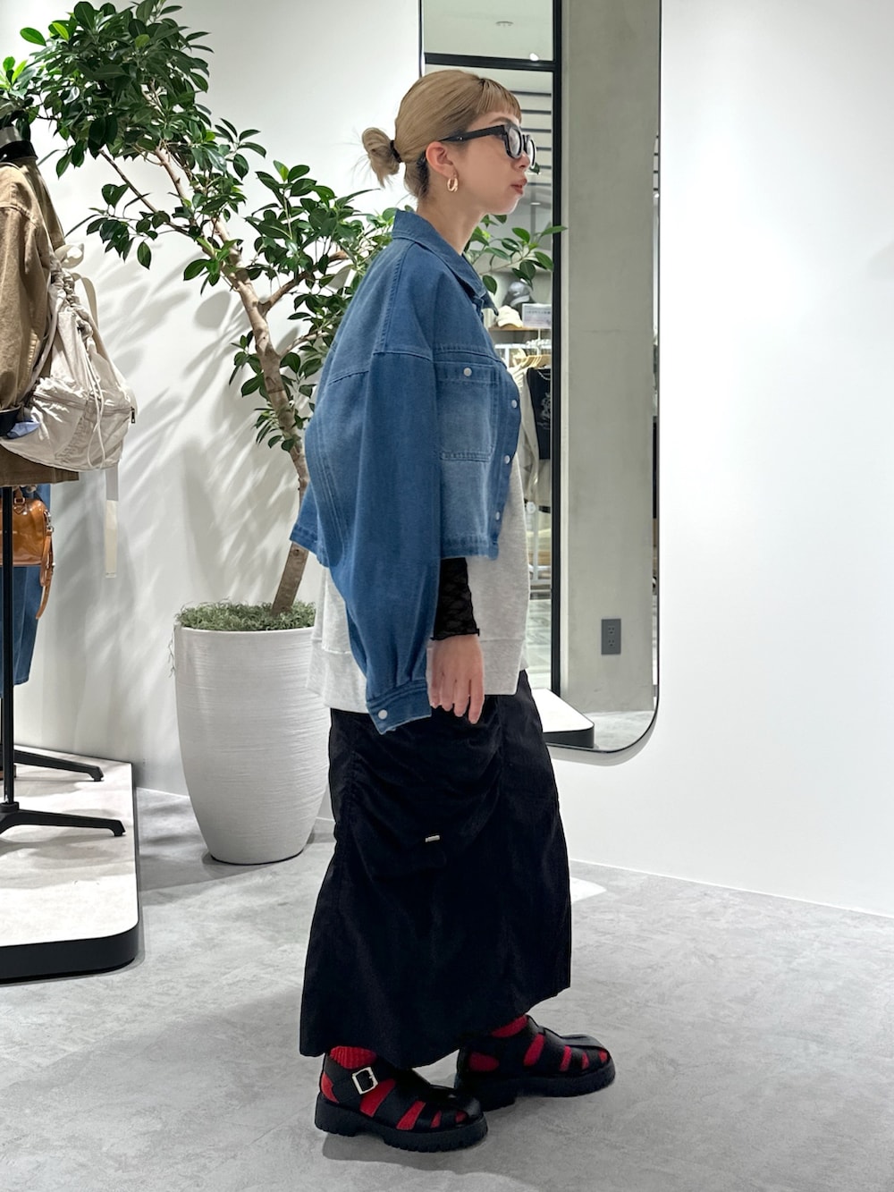 ホワイト系のスウェット、ブラック系のTシャツ/カットソー、ブルー系のブルゾンを着用したレディースの春コーディネートの2枚目の写真