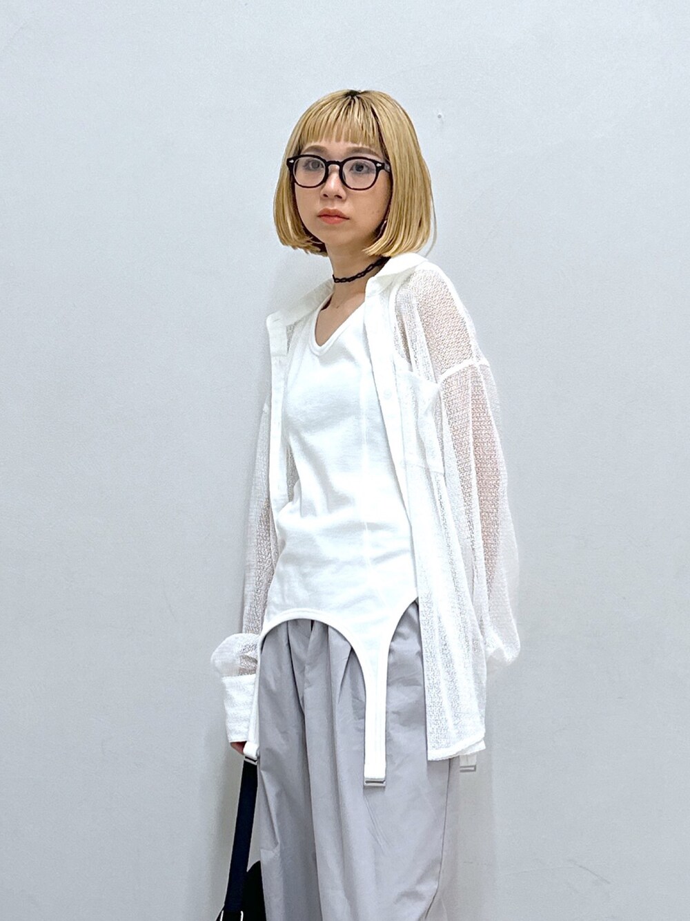 ホワイト系のシャツ/ブラウス、ホワイト系のタンクトップ、グレー系のその他パンツを着用したレディースの夏コーディネートの4枚目の写真