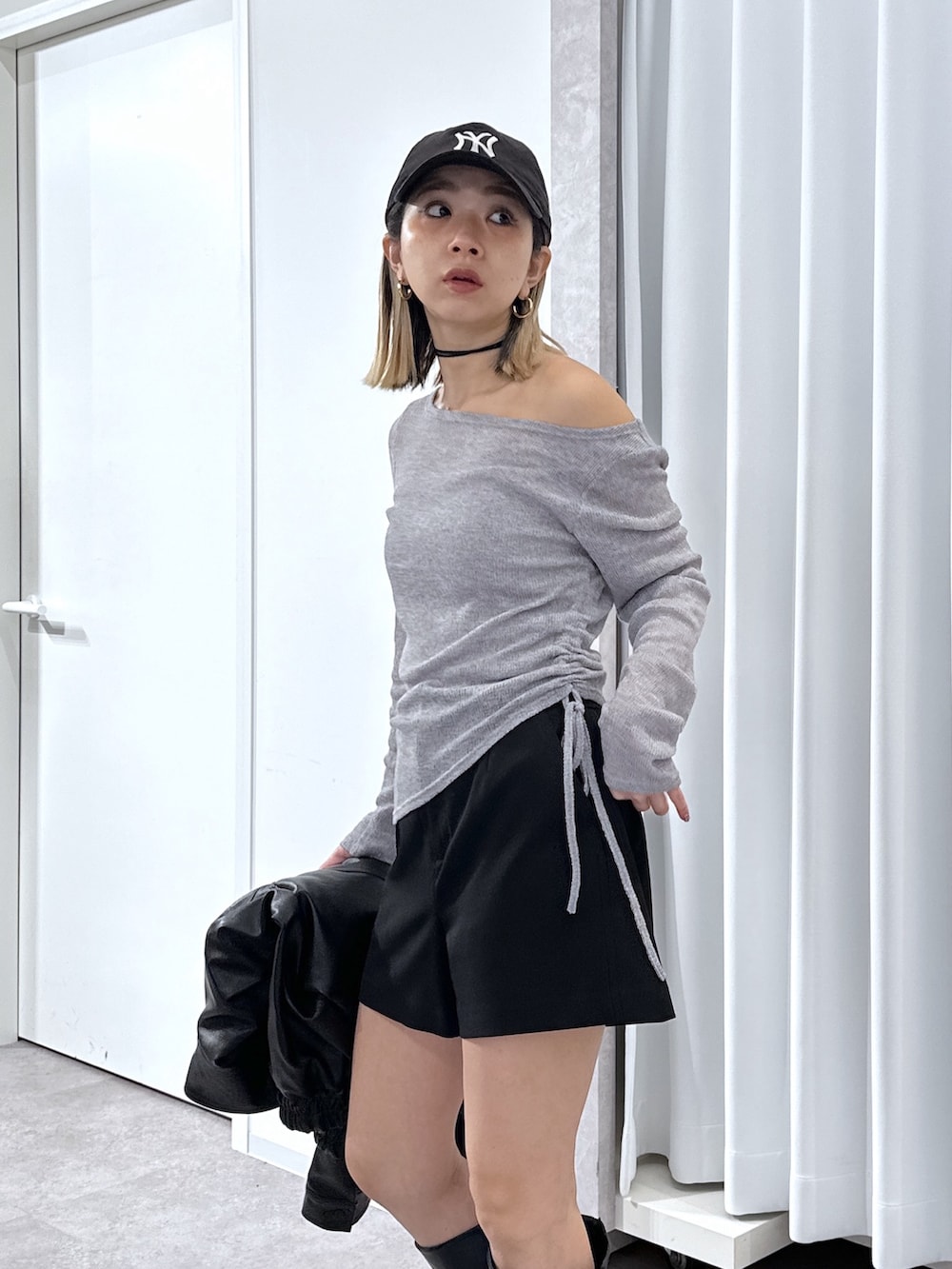 グレー系のTシャツ/カットソー、ブラック系のブルゾン、ブラック系のその他パンツを着用したレディースの春コーディネートの4枚目の写真