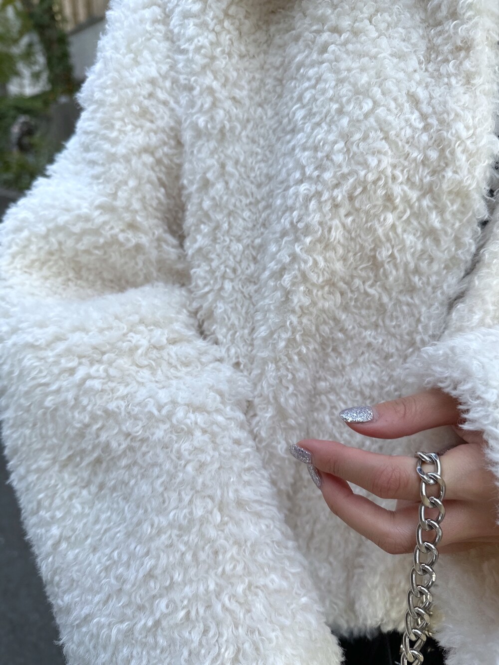 ホワイト系のブルゾン、ホワイト系のニット/セーター、ブラック系のその他パンツを着用したレディースの秋コーディネートの4枚目の写真