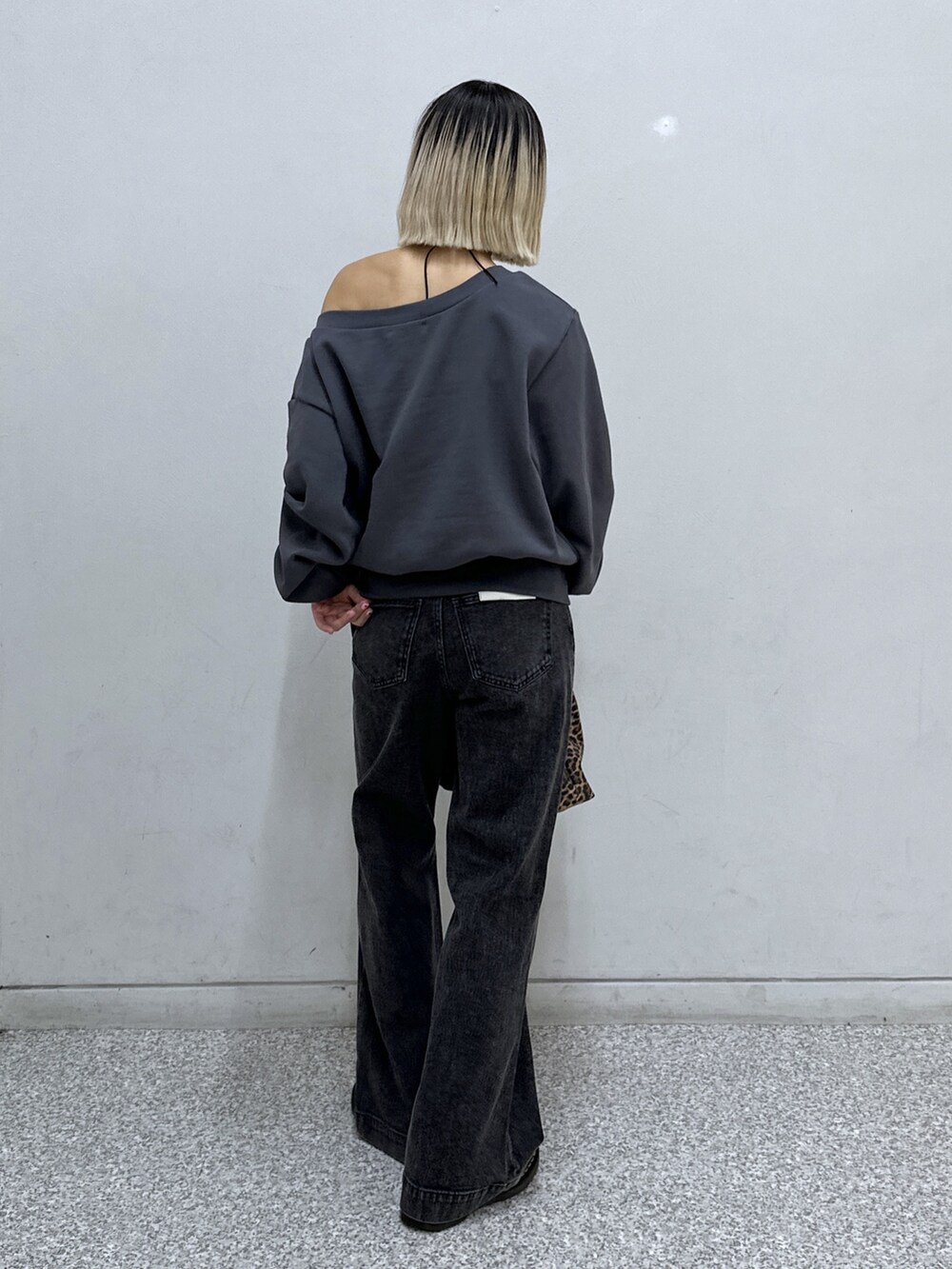ブラック系のTシャツ/カットソー、ブラウン系のブルゾン、ブラック系のデニムパンツを着用したレディースの秋コーディネートの6枚目の写真