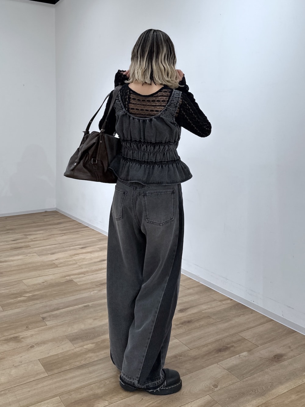 ブラック系のその他パンツ、ブラック系のシャツ/ブラウス、ブラック系のTシャツ/カットソーを着用したレディースの冬コーディネートの8枚目の写真