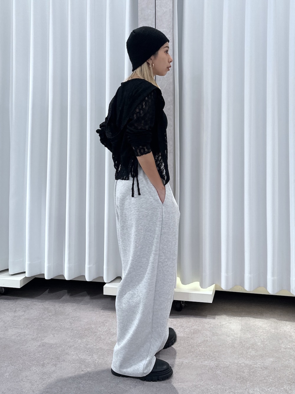 ブラック系のTシャツ/カットソー、ブラック系のキャミソール、ホワイト系のその他パンツを着用したレディースの春コーディネートの2枚目の写真