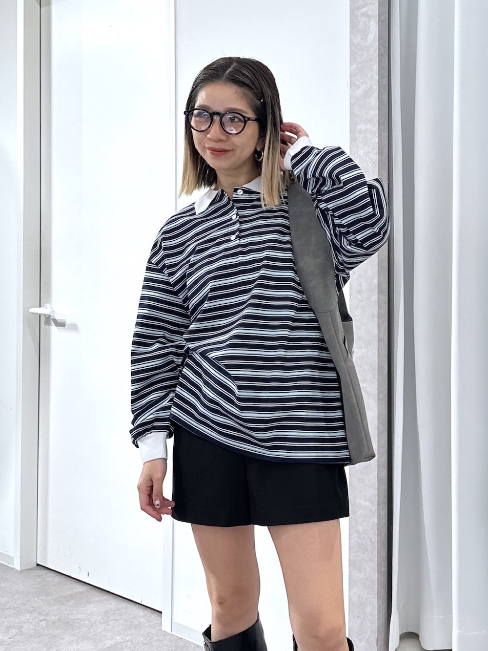 ブルー系のTシャツ/カットソー、ブラック系のその他パンツ、グレー系のショルダーバッグを着用したレディースの春コーディネートの4枚目の写真