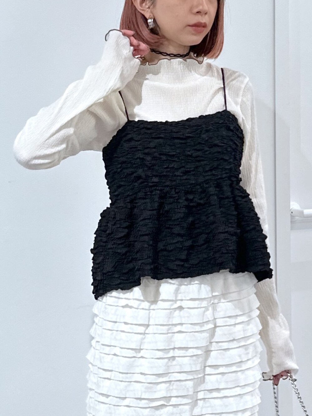 ホワイト系のTシャツ/カットソー、ブラック系のシャツ/ブラウス、ホワイト系のスカートを着用したレディースの春コーディネートの4枚目の写真