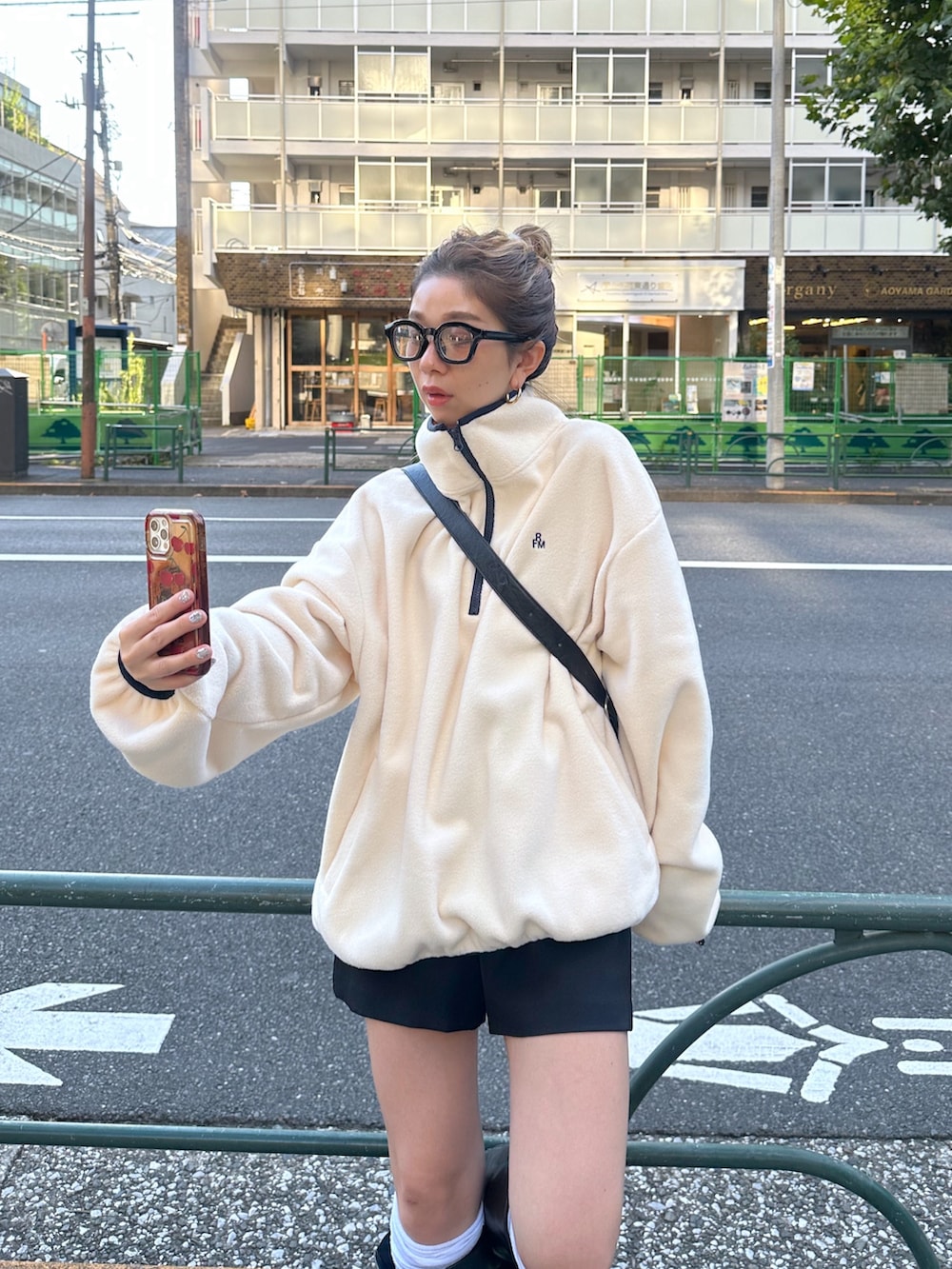 ホワイト系のTシャツ/カットソー、ブラック系のその他パンツ、ブラック系のショルダーバッグを着用したレディースの秋コーディネートの4枚目の写真