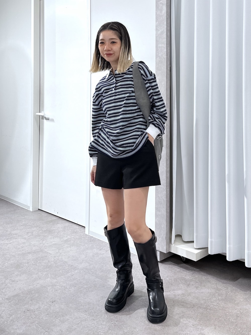 ブルー系のTシャツ/カットソー、ブラック系のその他パンツ、グレー系のショルダーバッグを着用したレディースの春コーディネートの6枚目の写真