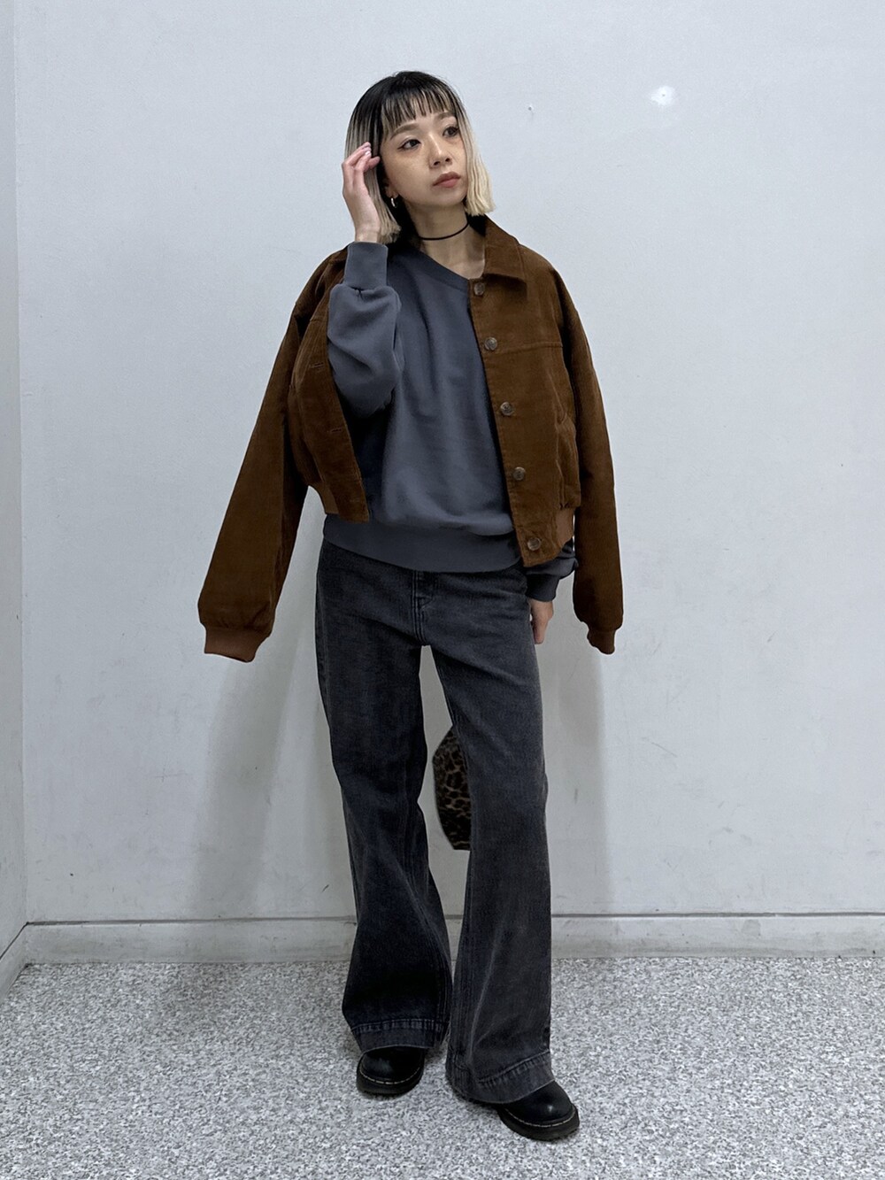 ブラック系のTシャツ/カットソー、ブラウン系のブルゾン、ブラック系のデニムパンツを着用したレディースの秋コーディネートの8枚目の写真