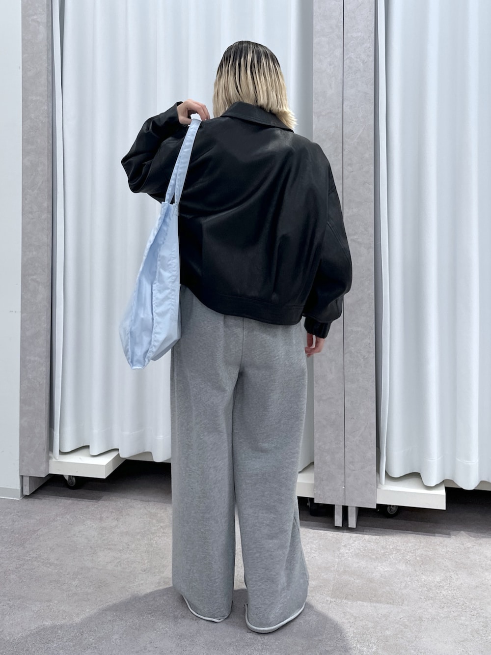 ブラウン系のTシャツ/カットソー、グレー系のその他パンツ、ブルー系のトートバッグを着用したレディースの冬コーディネートの8枚目の写真