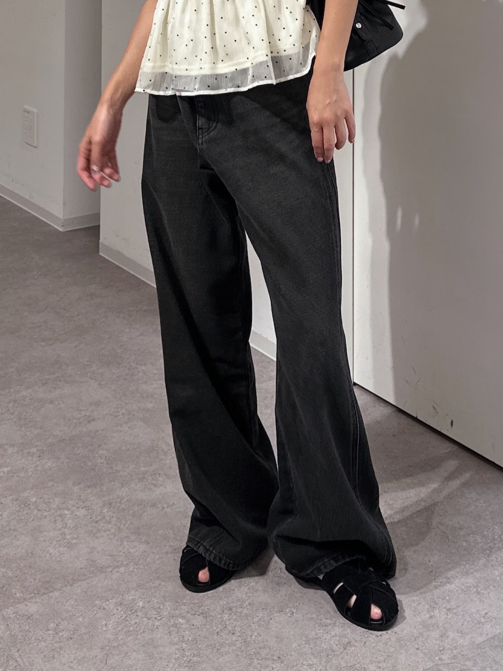ホワイト系のシャツ/ブラウス、ブラック系のデニムパンツ、ブラック系のショルダーバッグを着用したレディースの夏コーディネートの6枚目の写真