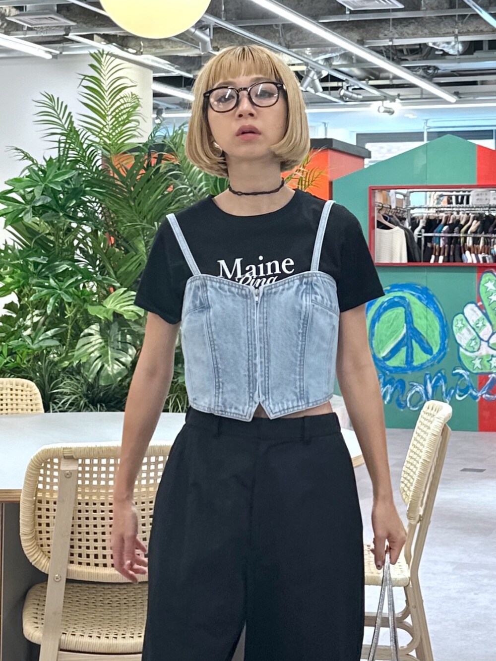 ブルー系のベスト、ブラック系のTシャツ/カットソー、ブラック系のカーゴパンツを着用したレディースの春コーディネートの4枚目の写真