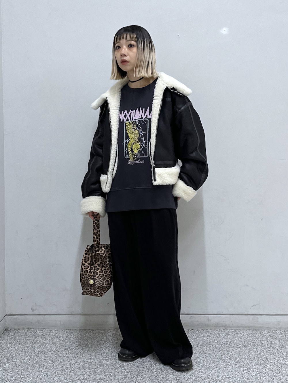 ブラック系のブルゾン、ブラック系のスウェット、ブラック系のその他パンツを着用したレディースの秋コーディネートの6枚目の写真