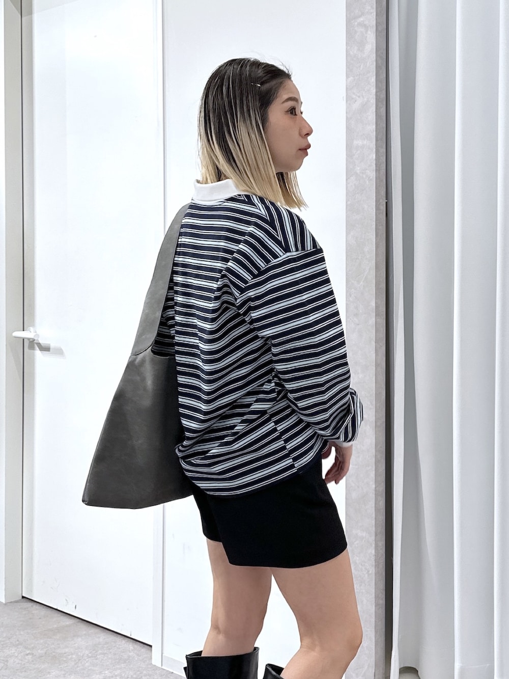 ブルー系のTシャツ/カットソー、ブラック系のその他パンツ、グレー系のショルダーバッグを着用したレディースの春コーディネートの5枚目の写真