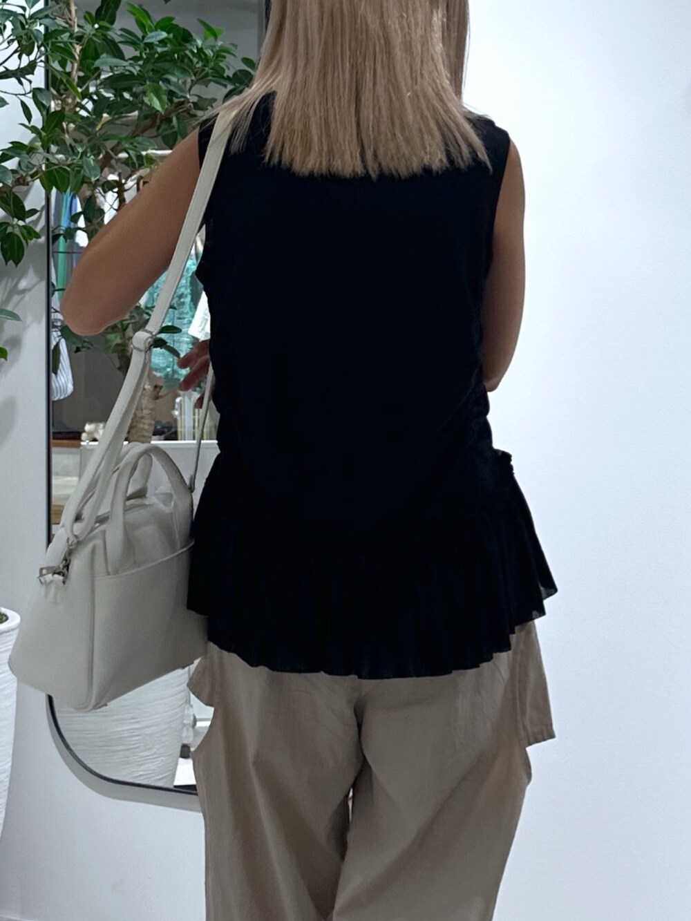 ベージュ系のその他パンツ、ホワイト系のトートバッグ、ブラック系のTシャツ/カットソーを着用したレディースの夏コーディネートの6枚目の写真