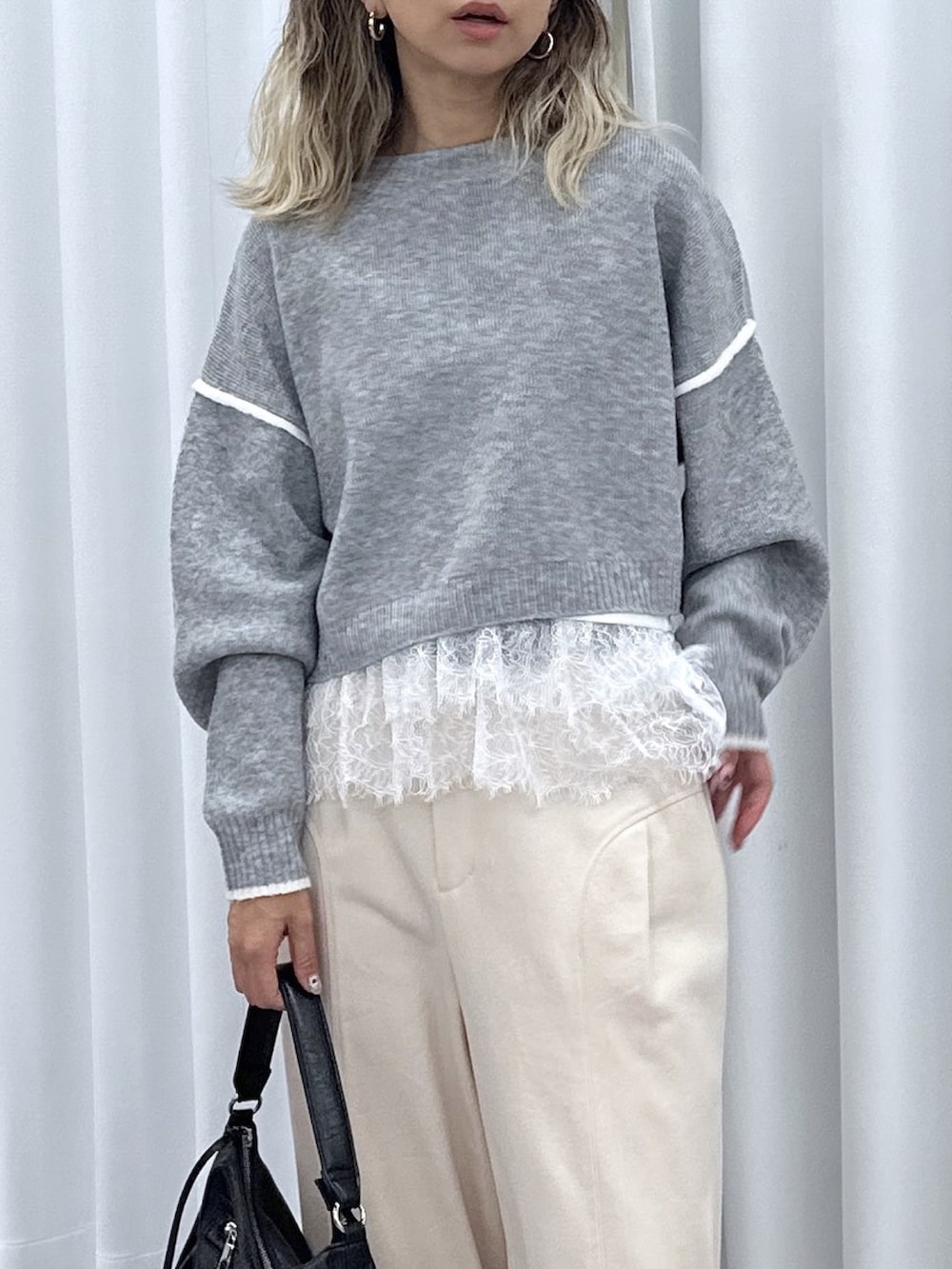 グレー系のニット/セーター、ホワイト系のTシャツ/カットソー、ホワイト系のその他パンツを着用したレディースの夏コーディネートの5枚目の写真