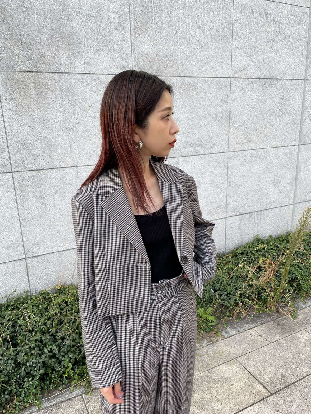 ベージュ系のその他パンツ、ベージュ系のテーラードジャケット、ブラック系のキャミソールを着用したレディースの秋コーディネートの3枚目の写真