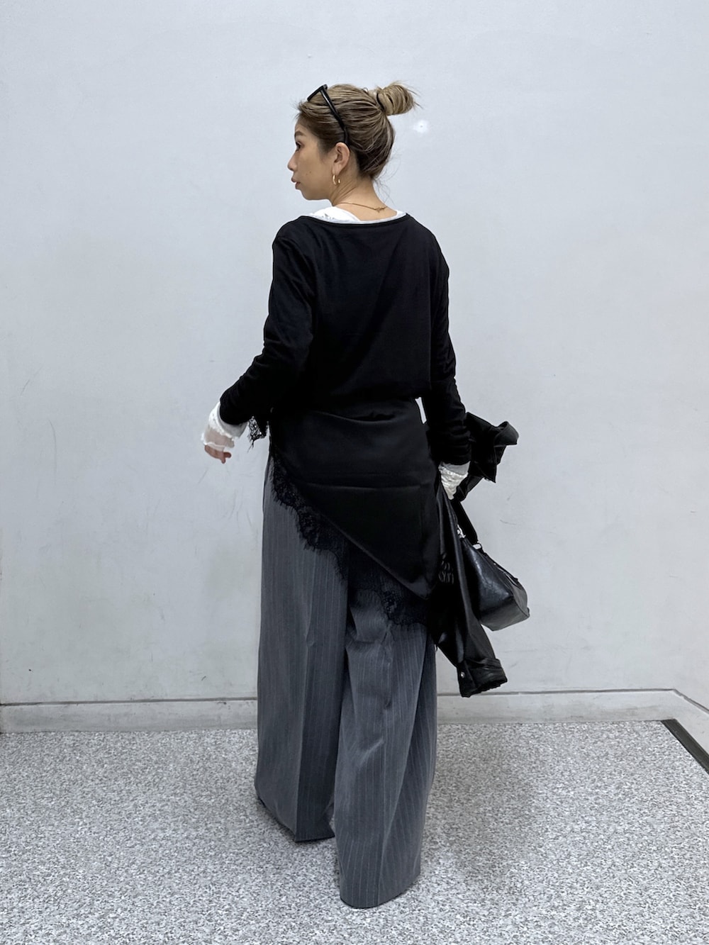 ブラック系のTシャツ/カットソー、ホワイト系のTシャツ/カットソー、ブラック系のブルゾンを着用したレディースの秋コーディネートの4枚目の写真