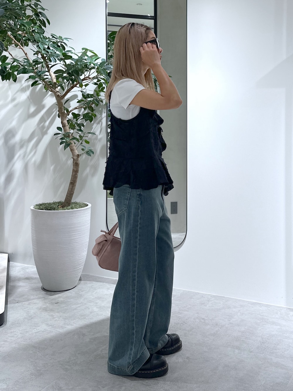 ブラック系のシャツ/ブラウス、ホワイト系のTシャツ/カットソー、ブルー系のデニムパンツを着用したレディースの夏コーディネートの2枚目の写真