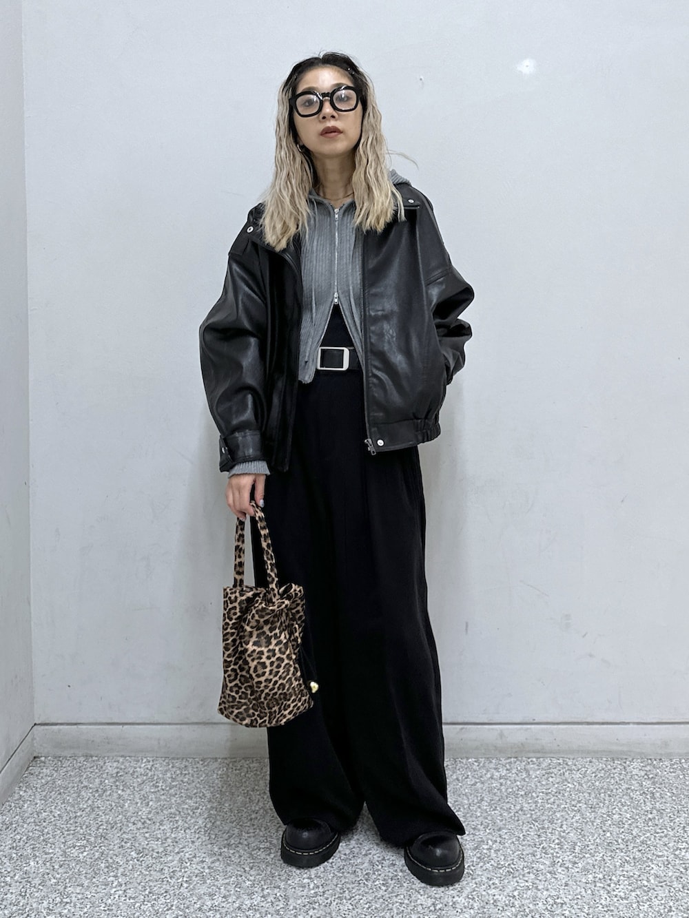 グレー系のニット/セーター、ブラック系のブルゾン、ブラック系のその他パンツを着用したレディースの秋コーディネートの8枚目の写真