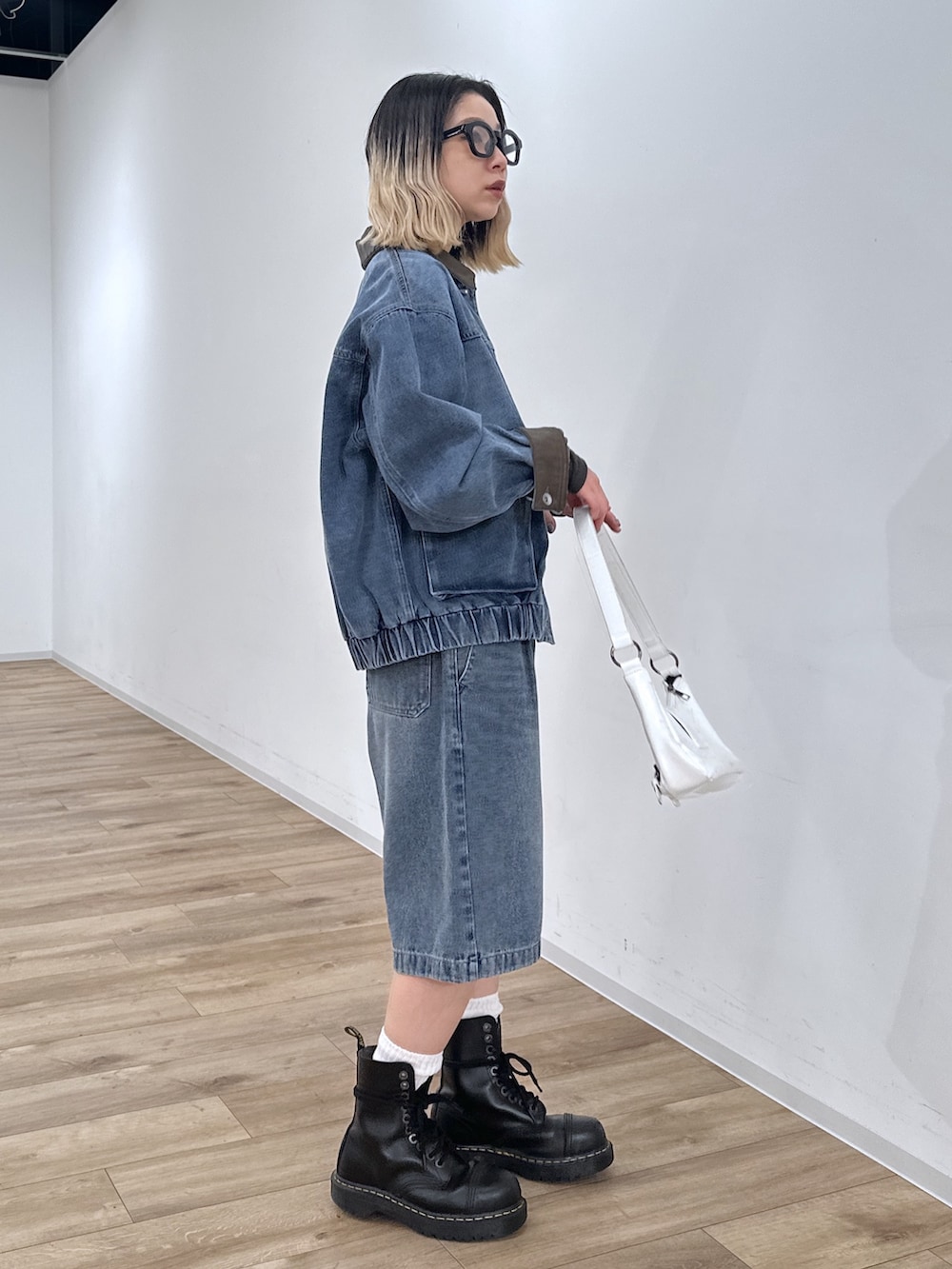 ホワイト系のTシャツ/カットソー、ブルー系のデニムジャケット、ブルー系のその他パンツを着用したレディースの冬コーディネートの2枚目の写真