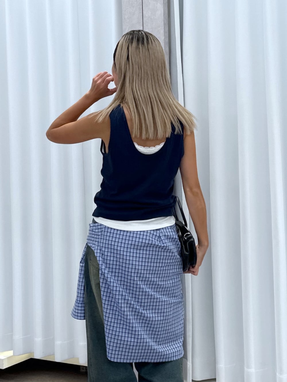 ブルー系のTシャツ/カットソー、ブルー系のシャツ/ブラウス、ブルー系のデニムパンツを着用したレディースの夏コーディネートの6枚目の写真