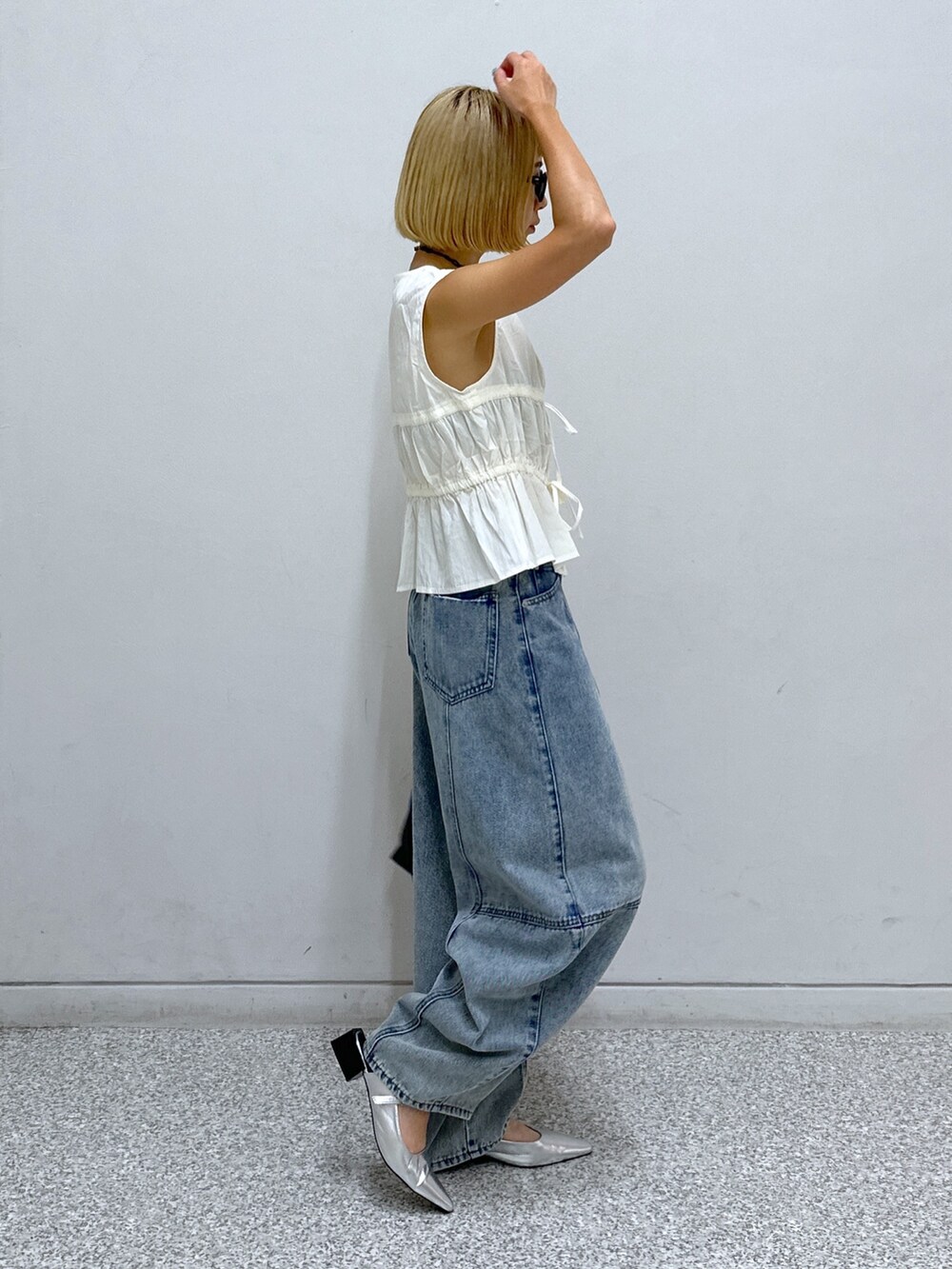 ホワイト系のシャツ/ブラウス、ブルー系のデニムパンツ、ブラック系のハンドバッグを着用したレディースの夏コーディネートの2枚目の写真