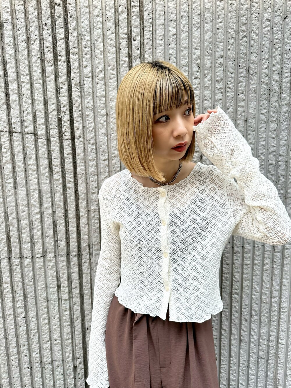 ブラウン系のその他パンツ、ホワイト系のカーディガン/ボレロ、ブラック系のトートバッグを着用したレディースの春コーディネートの4枚目の写真