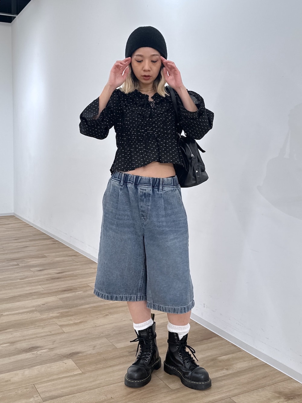 ブルー系のその他パンツ、ブラック系のシャツ/ブラウスを着用したレディースの冬コーディネートの8枚目の写真