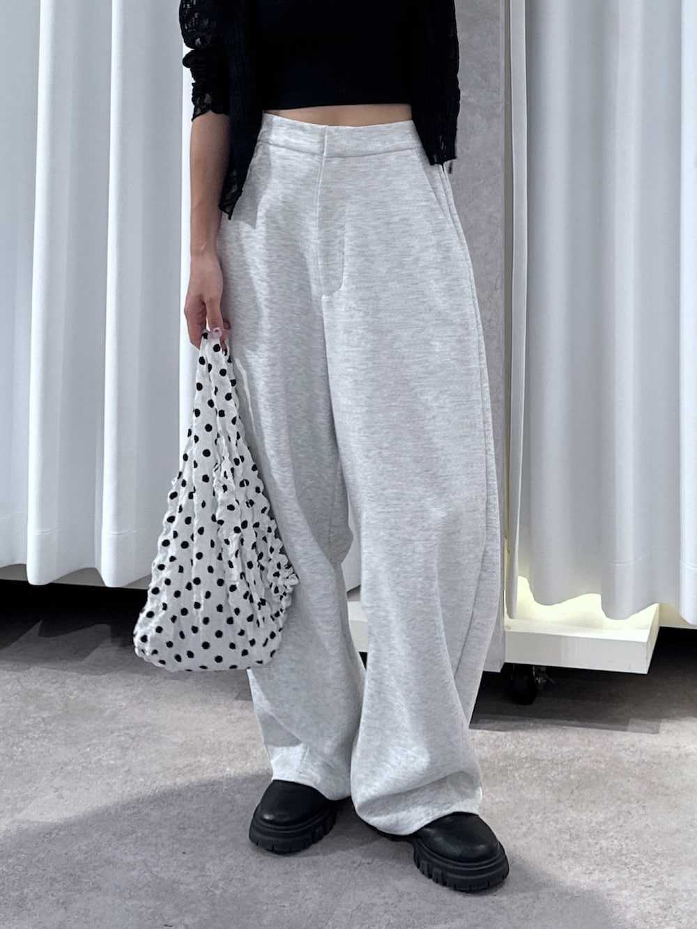 ブラック系のTシャツ/カットソー、ブラック系のキャミソール、ホワイト系のその他パンツを着用したレディースの春コーディネートの6枚目の写真