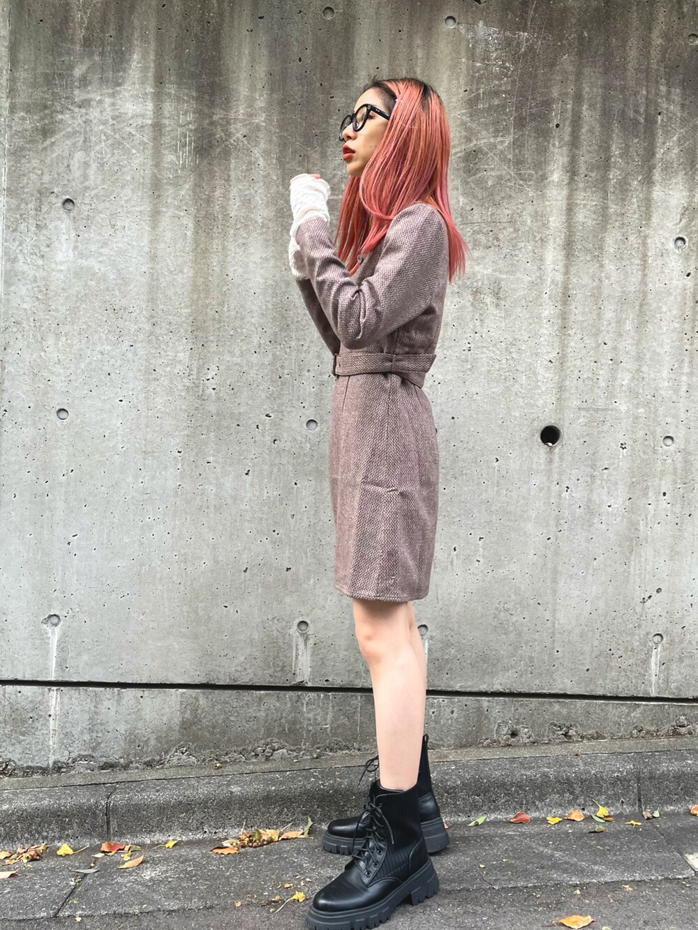 ブラウン系のワンピース、ブラック系のブーツを着用したレディースの秋コーディネートの2枚目の写真