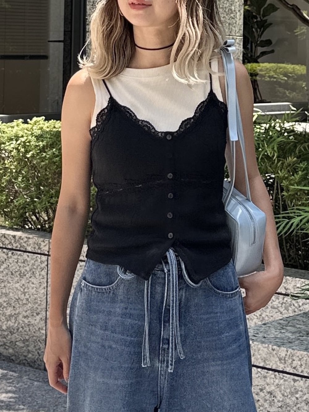 ブラック系のTシャツ/カットソー、ホワイト系のTシャツ/カットソー、ブルー系のショルダーバッグを着用したレディースの夏コーディネートの6枚目の写真