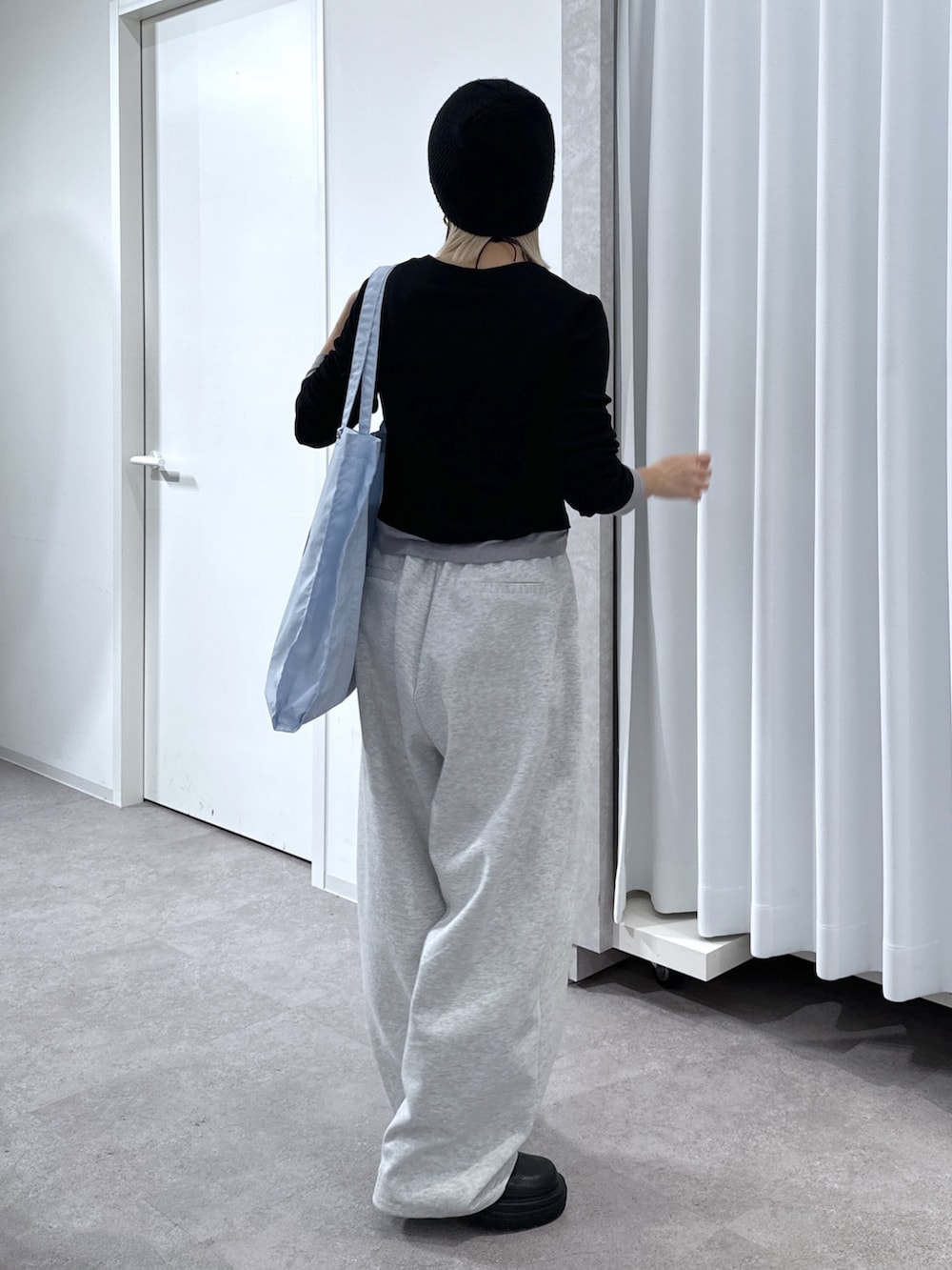 ブラック系のTシャツ/カットソー、ホワイト系のその他パンツ、ブルー系のトートバッグを着用したレディースの春コーディネートの3枚目の写真