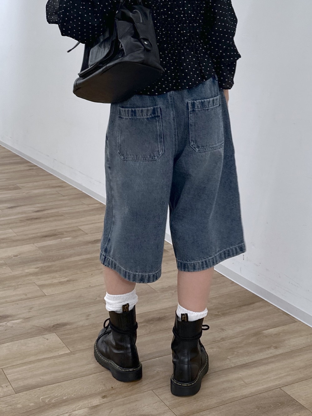 ブルー系のその他パンツ、ブラック系のシャツ/ブラウスを着用したレディースの冬コーディネートの7枚目の写真