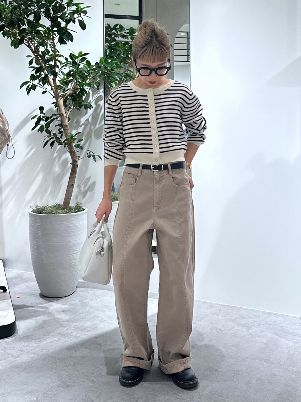 ホワイト系のカーディガン/ボレロ、ベージュ系のその他パンツ、ホワイト系のトートバッグを着用したレディースの春コーディネートの4枚目の写真