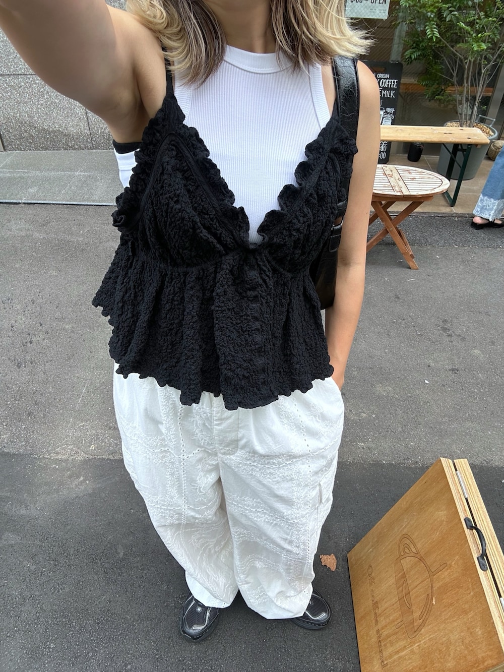 ブラック系のシャツ/ブラウス、ホワイト系のカーゴパンツ、ブラック系のショルダーバッグを着用したレディースの夏コーディネートの4枚目の写真