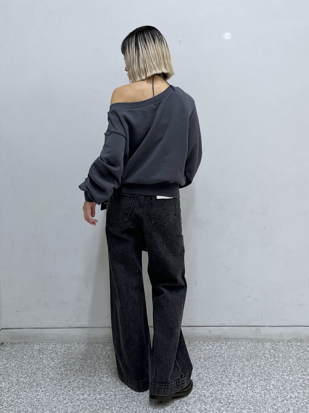 ブラック系のTシャツ/カットソー、ブラック系のデニムパンツ、ブラウン系のブルゾンを着用したレディースの秋コーディネートの3枚目の写真