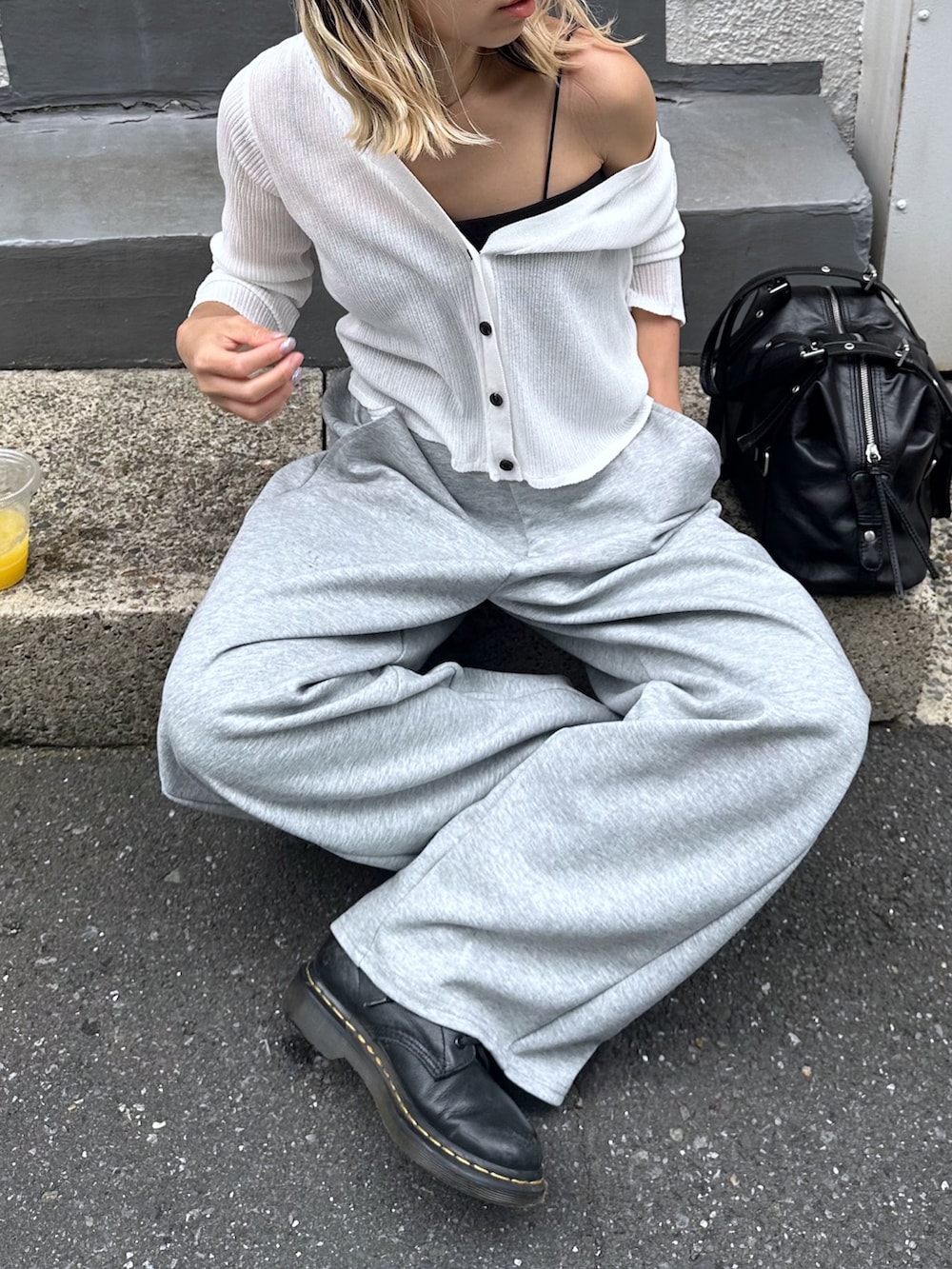 ブラック系のキャミソール、ホワイト系のニット/セーター、ホワイト系のその他パンツを着用したレディースの春コーディネートの7枚目の写真