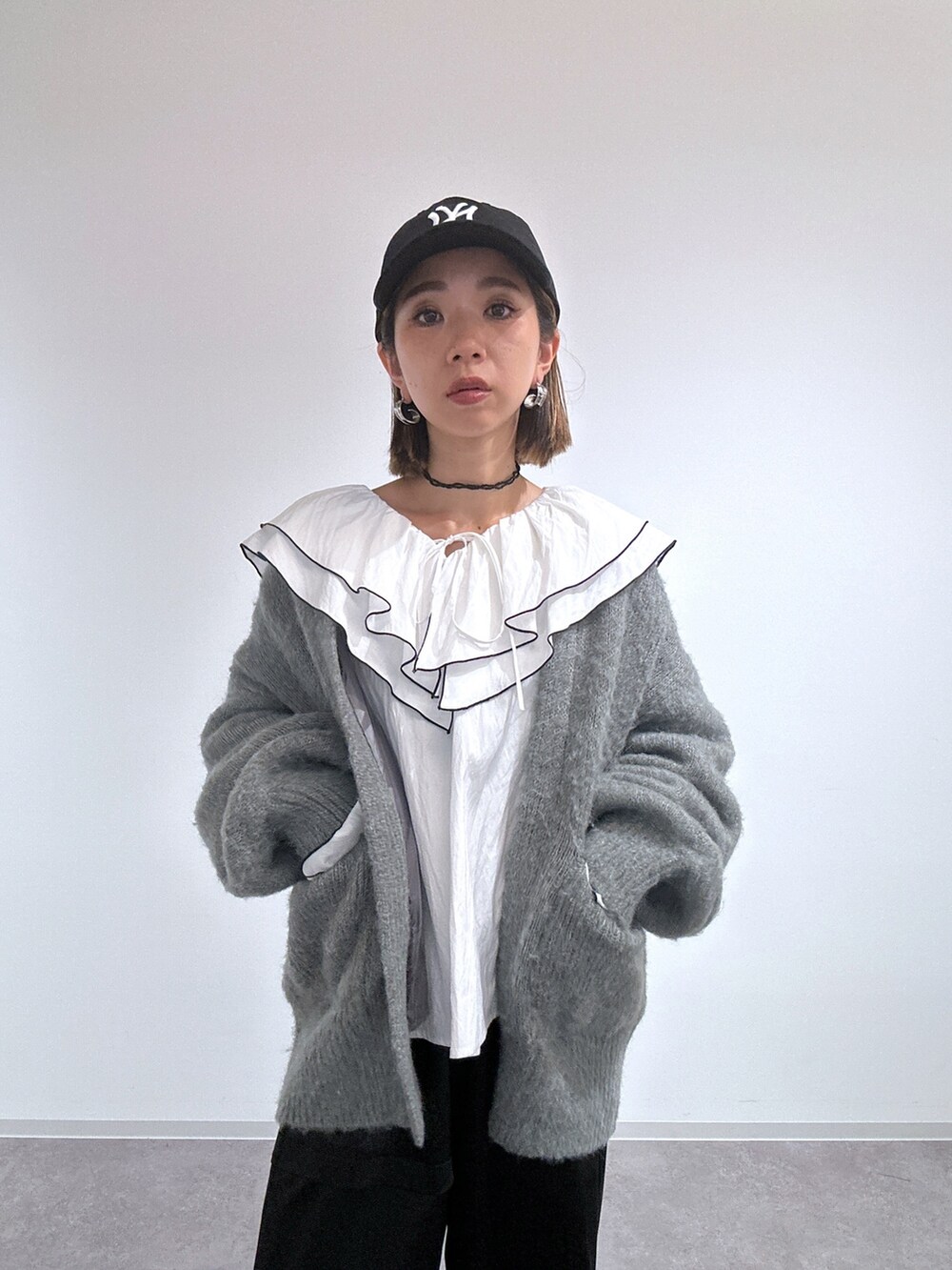 ホワイト系のシャツ/ブラウス、ブラック系のカーゴパンツ、ブラック系のスニーカーを着用したレディースの秋コーディネートの3枚目の写真