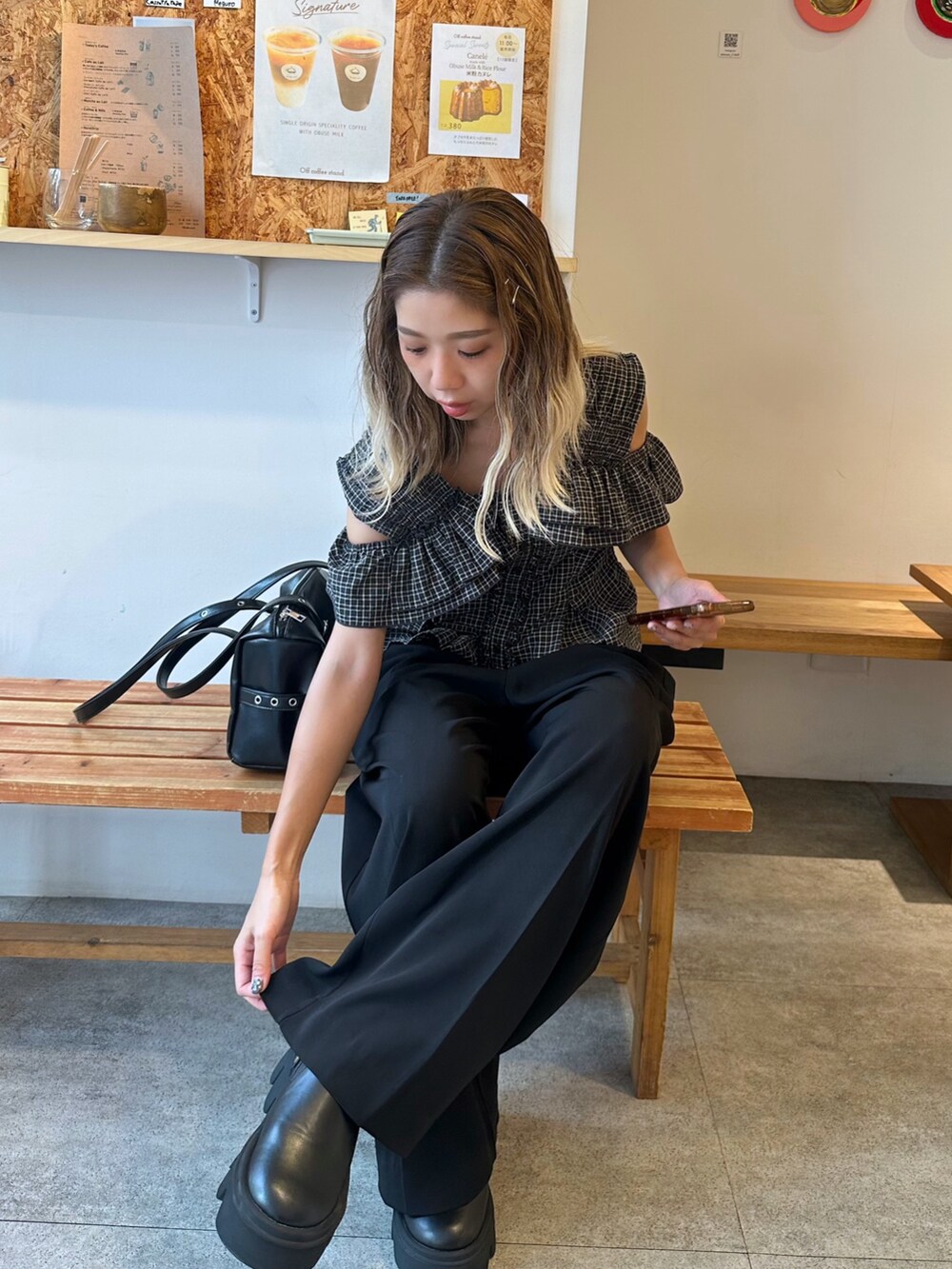 ブラック系のシャツ/ブラウス、ブラック系のスラックス、ブラック系のショルダーバッグを着用したレディースの夏コーディネートの2枚目の写真