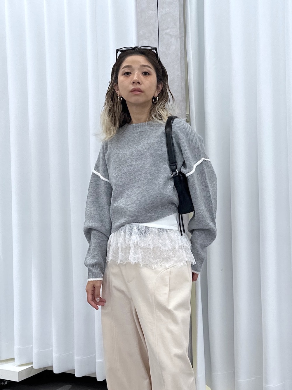 グレー系のニット/セーター、ホワイト系のTシャツ/カットソー、ホワイト系のその他パンツを着用したレディースの夏コーディネートの4枚目の写真
