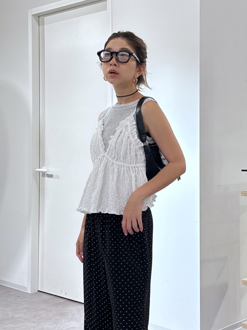 グレー系のTシャツ/カットソー、ホワイト系のシャツ/ブラウス、ブラック系のショルダーバッグを着用したレディースの夏コーディネートの4枚目の写真