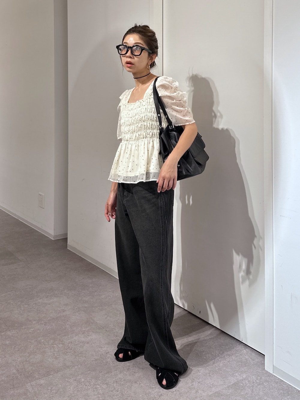 ホワイト系のシャツ/ブラウス、ブラック系のデニムパンツ、ブラック系のショルダーバッグを着用したレディースの夏コーディネートの8枚目の写真