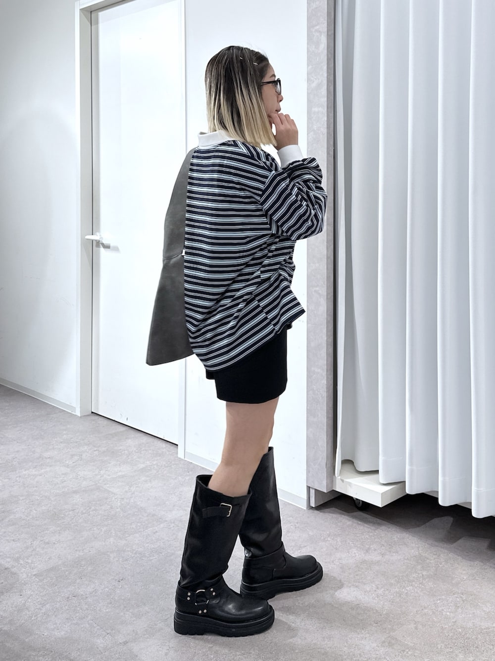 ブルー系のTシャツ/カットソー、ブラック系のその他パンツ、グレー系のショルダーバッグを着用したレディースの春コーディネートの2枚目の写真