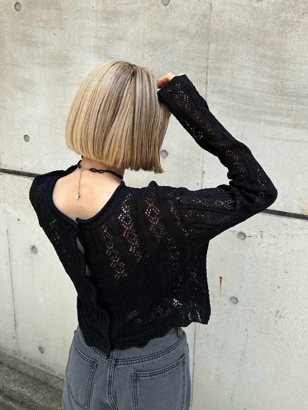 ブラック系のカーディガン/ボレロ、ブラック系のデニムパンツを着用したレディースの夏コーディネートの4枚目の写真