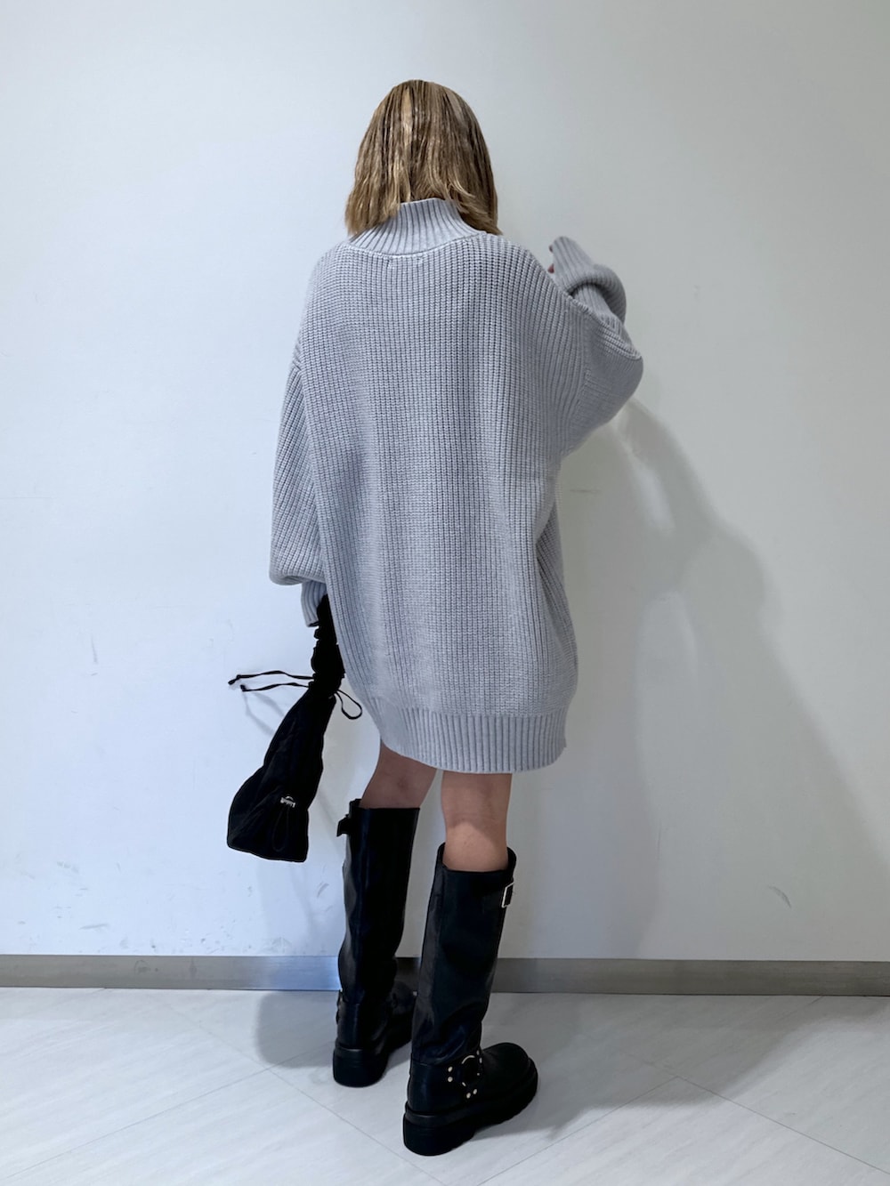 グレー系のワンピース、ブラック系のその他パンツ、ブラック系のハンドバッグを着用したレディースの秋コーディネートの3枚目の写真