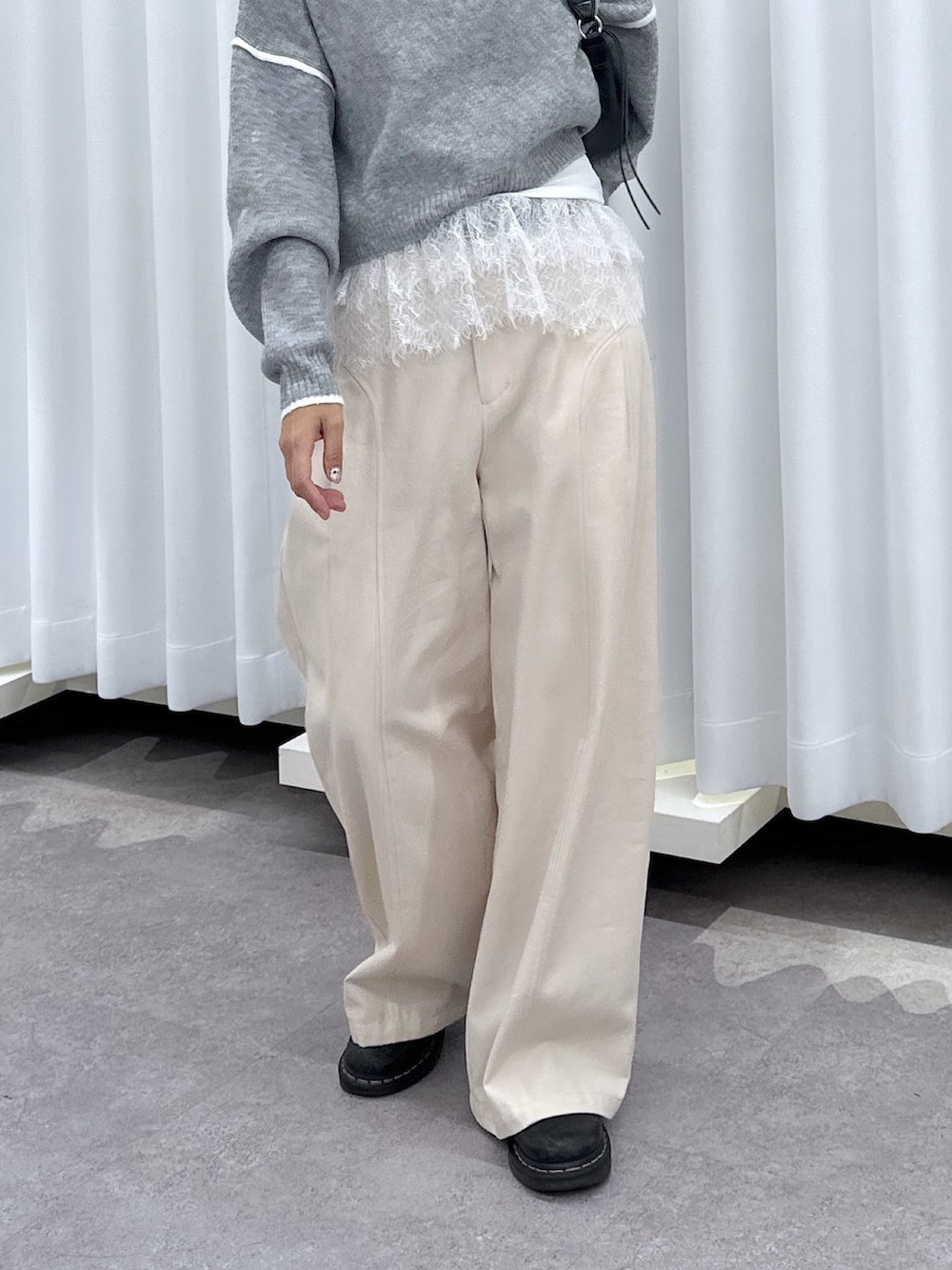 グレー系のニット/セーター、ホワイト系のTシャツ/カットソー、ホワイト系のその他パンツを着用したレディースの夏コーディネートの7枚目の写真