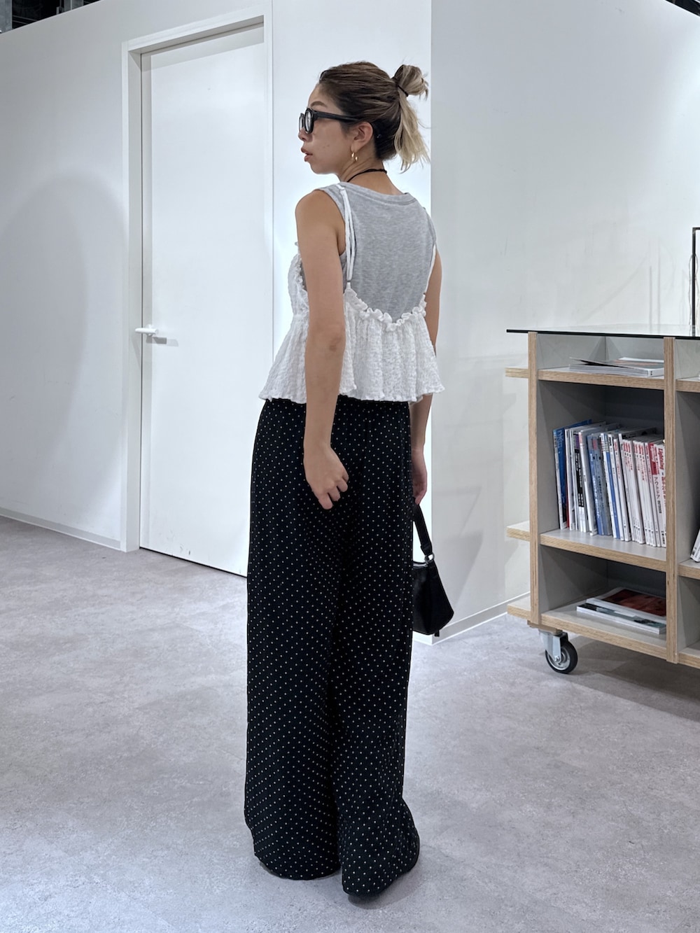 グレー系のTシャツ/カットソー、ホワイト系のシャツ/ブラウス、ブラック系のショルダーバッグを着用したレディースの夏コーディネートの3枚目の写真