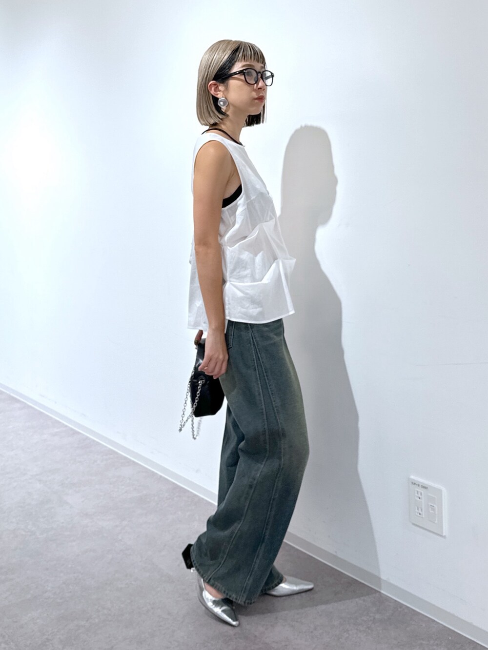 ホワイト系のシャツ/ブラウス、ブルー系のデニムパンツ、ブラック系のショルダーバッグを着用したレディースの夏コーディネートの2枚目の写真