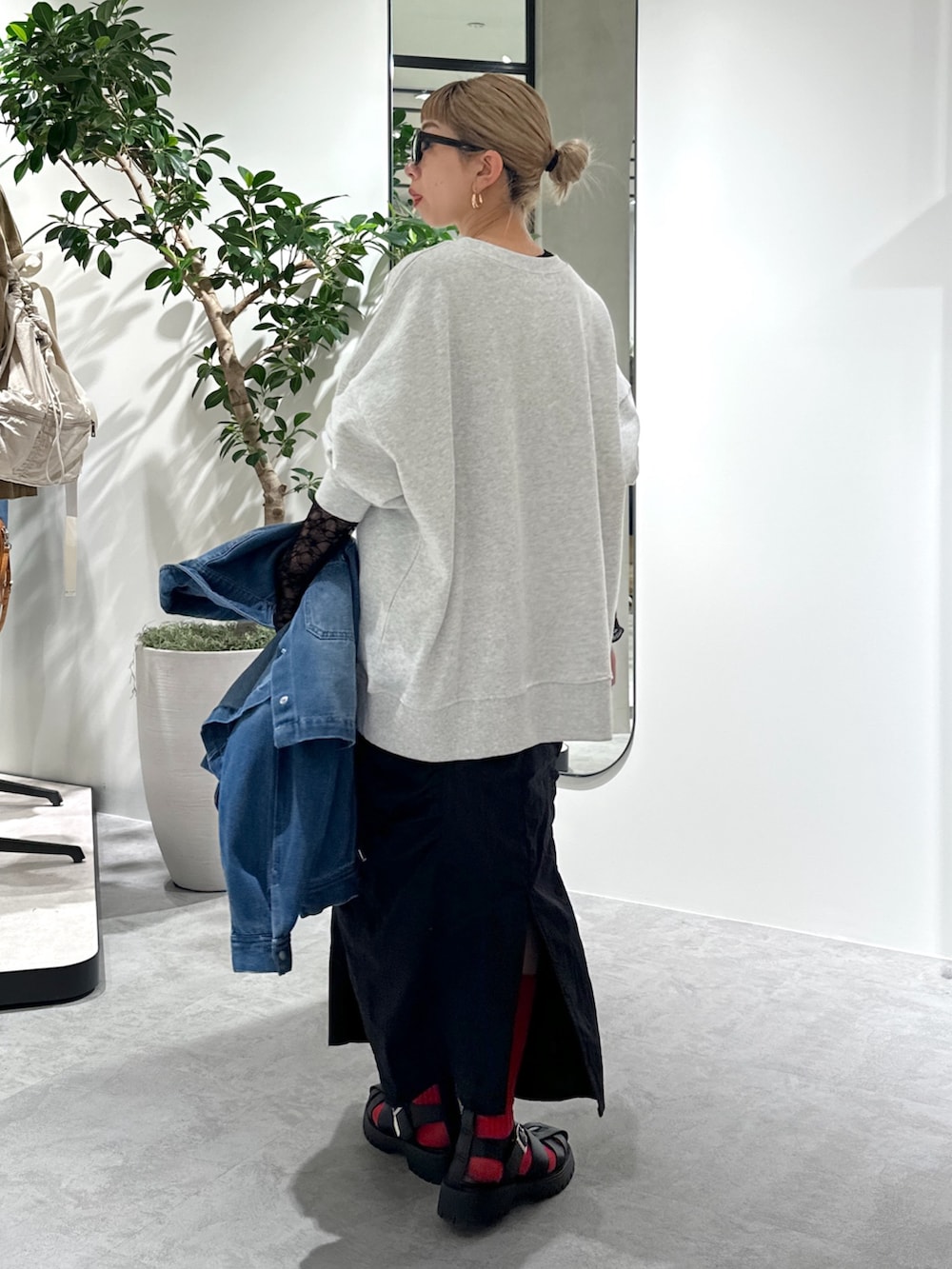 ホワイト系のスウェット、ブラック系のTシャツ/カットソー、ブルー系のブルゾンを着用したレディースの春コーディネートの5枚目の写真